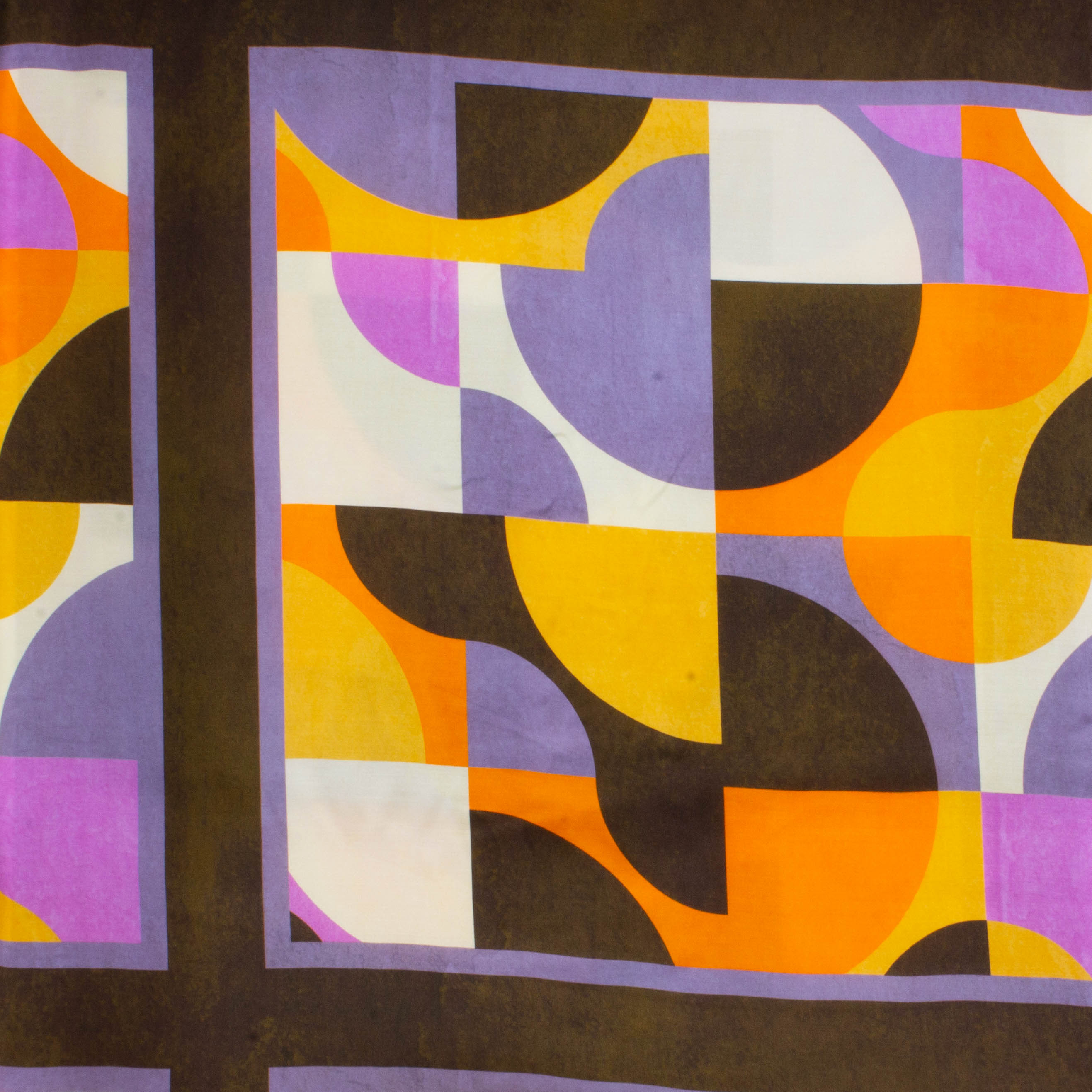 Viscose satijn paneel met abstract motief in bruin, oranje en mauve tinten - A La Ville Knipmode
